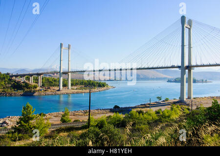 Pont de Chalkida, dans Kahlkis. Il relie l'île d'Eubée à la Grèce continentale. Banque D'Images