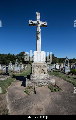 Croix de Pierre dans un cimetière Banque D'Images