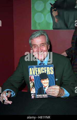 PATRICK MACNEE PATRICK MCNEE BOOKSIGNING EGPYTIAN LA HOLLYWOOD THÉÂTRE USA 15 Février 2002 Banque D'Images