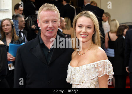 LES DENNIS & AMANDA HOLDEN BAFTA TV AWARDS Theatre Royal Drury Lane London ANGLETERRE 20 Avril 2002 Banque D'Images