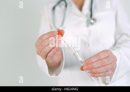 Technicien médico-légale des femmes la collecte de spécimens biologiques dans l'ADN tube, Close up of womans mains en uniforme blanc avec la coopération de l'échantillon Banque D'Images