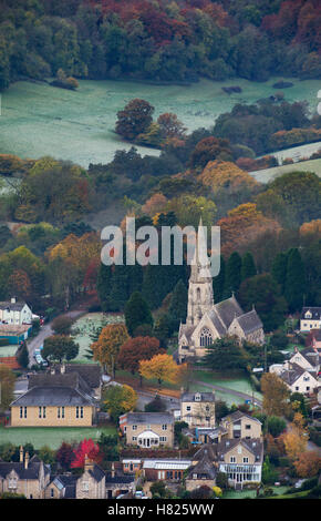 Dans la vallée de Woodchester Nailsworth, par un froid glacial matin d'automne brumeux, à l'aube. Cotswolds, Gloucestershire, Royaume-Uni Banque D'Images