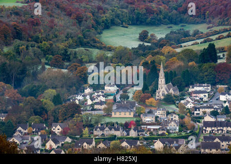 Dans la vallée de Woodchester Nailsworth, par un froid glacial matin d'automne brumeux, à l'aube. Cotswolds, Gloucestershire, Royaume-Uni Banque D'Images