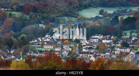 Dans la vallée de Woodchester Nailsworth, par un froid glacial matin d'automne brumeux, à l'aube. Cotswolds, Gloucestershire, Royaume-Uni Banque D'Images