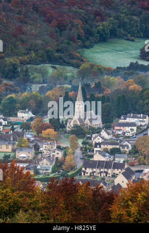 Dans la vallée de Woodchester Nailsworth, par un froid glacial matin d'automne brumeux, à l'aube. Cotswolds, Gloucestershire, Royaume-Uni Banque D'Images