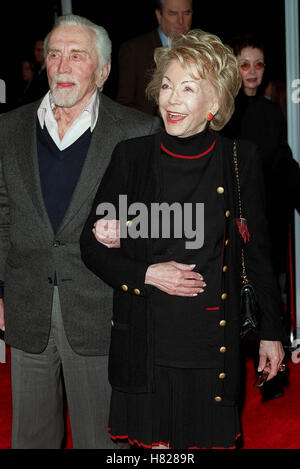 KIRK DOUGLAS & ANNE BUYDENS LOS ANGELES USA 22 Février 2000 Banque D'Images