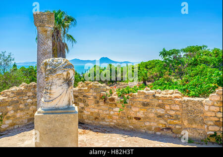 L'agréable promenade parmi les vestiges romains sur la colline pittoresque de Carthage, Tunisie. Banque D'Images
