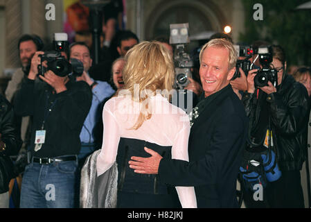 PAUL HOGAN & LINDA KOZLOWSKI CROCODILE DUNDEE DANS LA PREMIER HOLLYWOOD LOS ANGELES USA 18 avril 2001 Banque D'Images