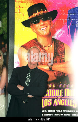 PAUL HOGAN DANS CROCODILE DUNDEE LA PREMIER HOLLYWOOD LOS ANGELES USA 18 avril 2001 Banque D'Images