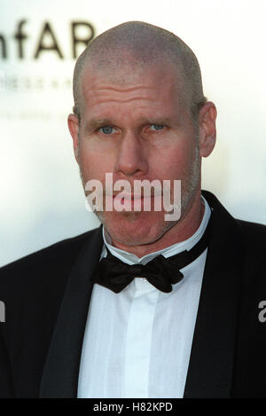 RON PERLMAN FESTIVAL DU FILM DE CANNES CANNES FRANCE EUROPE 17 mai 2001 Banque D'Images