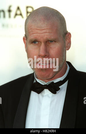 RON PERLMAN FESTIVAL DU FILM DE CANNES CANNES FRANCE EUROPE 17 mai 2001 Banque D'Images