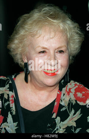 DORIS ROBERTS 'SISTER MARY EXPALINS TOUT" LA HOLLYWOOD USA 10 mai 2001 Banque D'Images