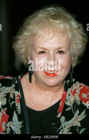 DORIS ROBERTS 'SISTER MARY EXPALINS TOUT" LA HOLLYWOOD USA 10 mai 2001 Banque D'Images