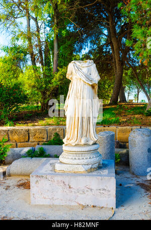 La statue antique sans tête dans le site archéologique de Carthage, Tunisie. Banque D'Images