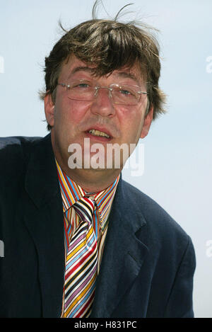 STEPHEN FRY FESTIVAL DE CANNES FESTIVAL DE CANNES CANNES FRANCE 17 Mai 2002 Banque D'Images