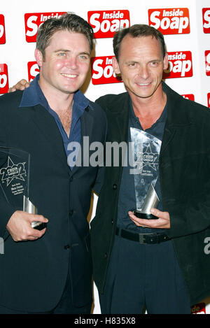 ALEX FERNS & PERRY FENWICK Savon à l'INTÉRIEUR DE LA REMISE DES PRIX DU CLUB MAYFAIR Londres Angleterre 30 Septembre 2002 Banque D'Images