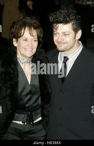 ANDY SERKIS & LORRAINE ASHBOURNE SEIGNEUR DES ANNEAUX:LES DEUX TOURS L'ODEON Leicester Square Londres Angleterre 11 Décembre 2002 Banque D'Images