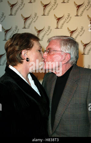 JULIE ANDREWS ET BLAKE EDWARDS 54 WRITERS GUILD AWARDS BEVERLY HILLS LOS ANGELES USA 02 Mars 2002 Banque D'Images