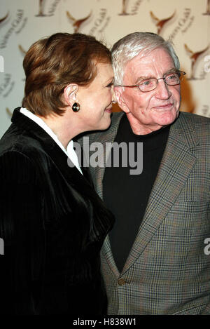 JULIE ANDREWS ET BLAKE EDWARDS 54 WRITERS GUILD AWARDS BEVERLY HILLS LOS ANGELES USA 02 Mars 2002 Banque D'Images