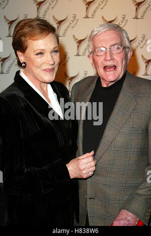 JULIE ANDREWS ET BLAKE EDWARDS 54 WRITERS GUILD AWARDS BEVERLY HILLS LOS ANGELES USA 02 Mars 2002 Banque D'Images