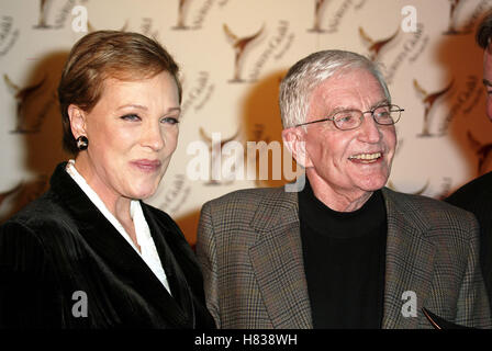 JULIE ANDREWS ET BLAKE EDWARDS 54 WRITERS GUILD AWARDS BEVERLY HILLS LOS ANGELES USA 02 Mars 2002 Banque D'Images