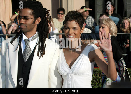 HALLE BERRY et ERIC BENET 8ÈME Screen Actors Guild Awards arrivants Shrine Auditorium LOS ANGELES USA 10 Mars 2002 Banque D'Images