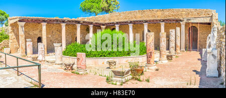 Les ruines de l'ancienne villa romaine avec la belle colonnes en pierre, statues de marbre et de mosaïques, Carthage Banque D'Images