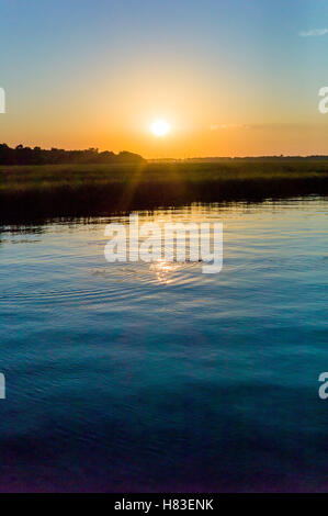 Coucher de soleil sur baie intérieure & marais près de Charleston, Caroline du Sud, USA Banque D'Images