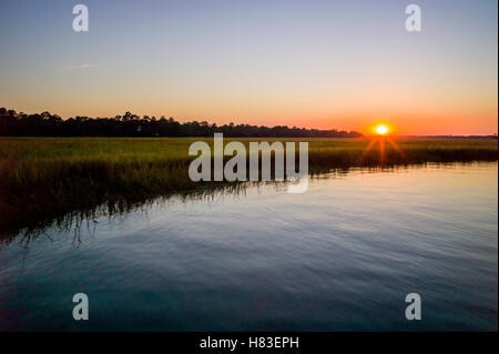 Coucher de soleil sur baie intérieure & marais près de Charleston, Caroline du Sud, USA Banque D'Images