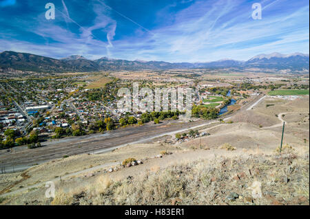 Montagne Tenderfoot ('S') voir La montagne surplombe la rivière Arkansas et petite ville de montagne de Salida, Colorado, USA Banque D'Images