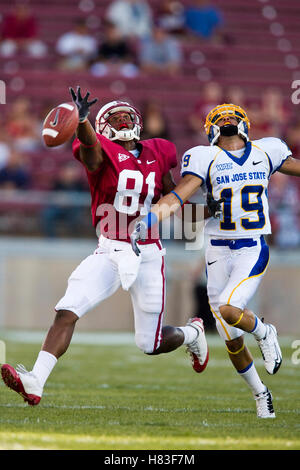 Septembre 19, 2009, Stanford, CA, USA ; Stanford Cardinal le receveur Chris Owusu (81) atteint d'un laissez-passer plus de San Jose State Spartans Peyton évoluait Thompson (19) dans le premier quart du jeu à la Stanford Stadium. Banque D'Images