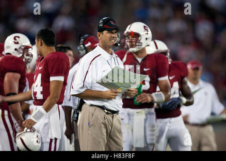 Septembre 19, 2009, Stanford, CA, USA ; l'entraîneur-chef Jim Stanford cardinal harbaugh en marge au cours du quatrième trimestre à l'égard de la san jose state spartans à Stanford stadium. Stanford a battu san jose state 42-17. Banque D'Images