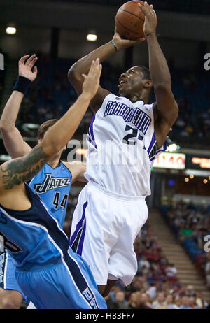 23 octobre, 2009 ; Los Angeles, CA, USA ; Sacramento Kings guard Desmond Mason (24) tire plus de Utah Jazz guard Deron Williams (8) au cours du quatrième trimestre à l'ARCO Arena. Le Jazz a gagné 95-85. Banque D'Images