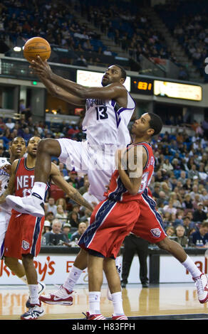 Le 27 novembre 2009, Sacramento, CA, USA ; Sacramento Kings guard Tireke Evans (13) cours des New Jersey Nets guard Devin Harris (34) au cours du troisième trimestre à l'ARCO Arena. Sacramento a battu New Jersey 109-96. Banque D'Images