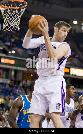 29 novembre, 2009 ; Los Angeles, CA, USA ; l'avant des Sacramento Kings Andres Nocioni (5) s'empare d'un rebond contre les New Orleans Hornets au cours du premier trimestre à l'ARCO Arena. Sacramento a défait la Nouvelle-orléans 112-96. Banque D'Images