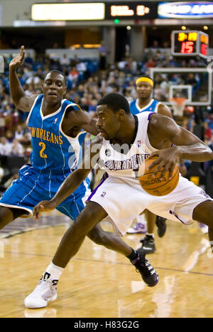 29 novembre 2009 ; Sacramento, CALIFORNIE, États-Unis; la garde des Kings de Sacramento Tyreke Evans (13 ans) est gardée par la garde des Hornets de la Nouvelle-Orléans Darren Collison (2 ans) pendant le troisième quart-temps à l'ARCO Arena. Sacramento bat la Nouvelle-Orléans 112-96. Banque D'Images