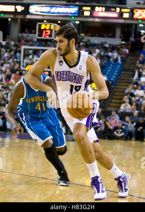 29 novembre, 2009 ; Los Angeles, CA, USA ; l'Omri Casspi Sacramento Kings (18) New Orleans Hornets en dribblant avant James Posey (41) au cours du troisième trimestre à l'ARCO Arena. Sacramento a défait la Nouvelle-orléans 112-96. Banque D'Images