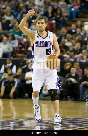 29 novembre 2009 ; Sacramento, CALIFORNIE, États-Unis; les Sacramento Kings gardent Beno Udrih (19 ans) au troisième quart-temps contre les Hornets de la Nouvelle-Orléans à l'ARCO Arena. Sacramento bat la Nouvelle-Orléans 112-96. Banque D'Images