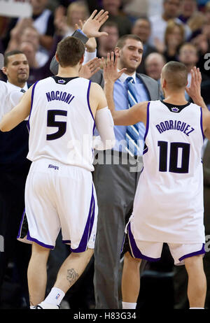 29 novembre, 2009 ; Los Angeles, CA, USA ; centre des Sacramento Kings Spencer HAWES (centre) célèbre avec garde Sergio Rodriguez (10) et de l'avant Andres Nocioni (5) au cours du quatrième trimestre par rapport à la New Orleans Hornets à l'ARCO Arena. Sacramento def Banque D'Images