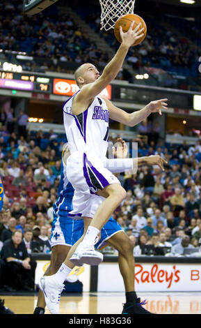 29 novembre, 2009 ; Los Angeles, CA, USA ; Sacramento Kings guard Sergio Rodriguez (10) contre les New Orleans Hornets au cours du quatrième trimestre à l'ARCO Arena. Sacramento a défait la Nouvelle-orléans 112-96. Banque D'Images