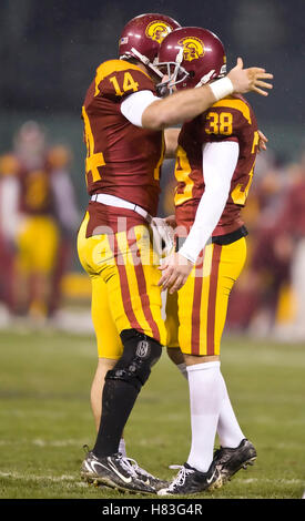 Dec 26, 2009 ; San Francisco, CA, USA ; Southern California Trojans quarterback Garrett Green (14) félicite kicker Jordanie Congdon (38) après un but contre le Boston College Eagles pendant le troisième trimestre 2009 dans le bol d'Émeraude à AT&T Park. Banque D'Images