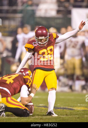 26 décembre 2009 ; San Francisco, CA, États-Unis ; Robert Erickson (38 ans) frappe un field goal tandis que le quarterback Garrett Green (14 ans) tient le troisième quart-temps contre les Boston College Eagles lors de l'Emerald Bowl 2009 à AT&T Park. Banque D'Images