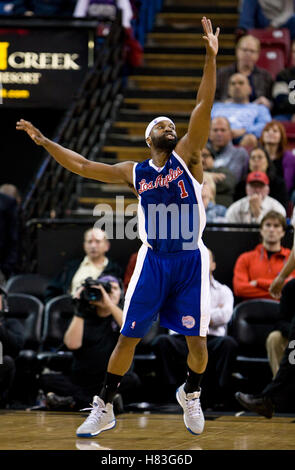 28 février 2010 ; Sacramento, CALIFORNIE, États-Unis; les Clippers de Los Angeles gardent Baron Davis (1) lors du premier quart-temps contre les Kings de Sacramento à l'ARCO Arena. Sacramento bat Los Angeles 97-92. Banque D'Images