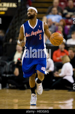 28 février 2010 ; Sacramento, CALIFORNIE, États-Unis; les Clippers de Los Angeles gardent Baron Davis (1) lors du premier quart-temps contre les Kings de Sacramento à l'ARCO Arena. Sacramento bat Los Angeles 97-92. Banque D'Images