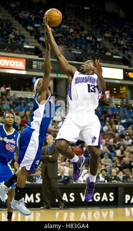 28 février 2010, Sacramento, CA, USA ; Sacramento Kings guard Tireke Evans (13) cours des Los Angeles Clippers guard Baron Davis (1) au cours du troisième trimestre à l'ARCO Arena. Los Angeles Los Angeles défait 97-92. Banque D'Images