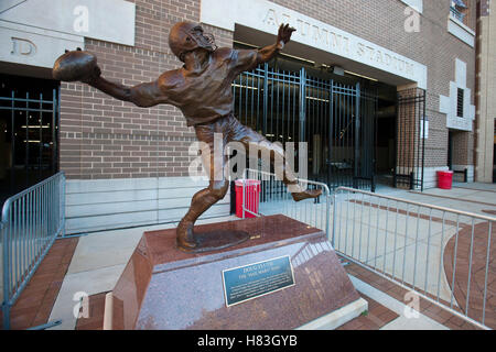 Le 2 octobre 2010, Chestnut Hill, MA, USA ; statue commémorant le jeu gagner je vous salue Marie passent par Doug Flutie (pas sur la photo) contre l'extérieur les alumni stadium avant le match entre le Boston College eagles et la lutte contre notre dame Banque D'Images