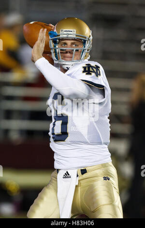 Le 2 octobre 2010, Chestnut Hill, MA, USA ; Notre Dame Fighting Irish quarterback Nate Montana (16) se réchauffe avant le match contre les Boston College Eagles à l'Alumni Stadium. Banque D'Images