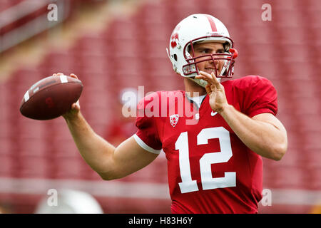 23 octobre 2010, Stanford, CA, USA ; Stanford cardinal quarterback andrew luck (12) se réchauffe avant le match contre les couguars de l'état de Washington à la Stanford stadium. Banque D'Images