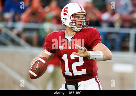 23 octobre 2010, Stanford, CA, USA ; Stanford Cardinal quarterback Andrew Luck (12) passe le ballon contre le Washington State Cougars au cours du deuxième trimestre à la Stanford Stadium. Banque D'Images