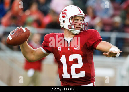 23 octobre 2010, Stanford, CA, USA ; Stanford Cardinal quarterback Andrew Luck (12) passe le ballon contre le Washington State Cougars au cours du deuxième trimestre à la Stanford Stadium. Banque D'Images